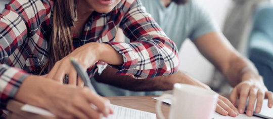 couple fait des calculs